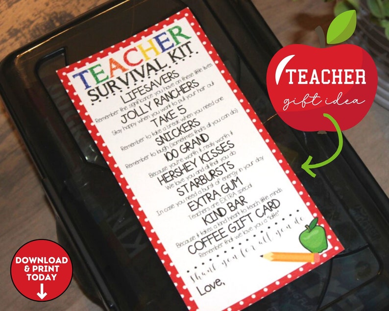 K&ouml;nnte beinhalten: Ein rotes und wei&szlig;es druckbares Geschenkanh&auml;nger mit einem roten Apfel und dem Text "Teacher Survival Kit" und einer Liste von S&uuml;&szlig;igkeiten und anderen Leckereien. Der Text enth&auml;lt auch "Teacher gift idea".