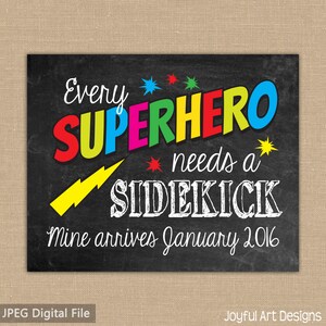 Todo superhéroe necesita un cartel IMPRIMIBLE de Sidekick. Anuncio de embarazo. Bebé llegando. Signo de pizarra de Big Brother Big Sister.