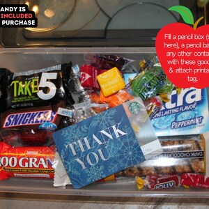 K&ouml;nnte beinhalten: Ein durchsichtiger Plastikbeh&auml;lter gef&uuml;llt mit verschiedenen S&uuml;&szlig;igkeiten, Schokoladenriegeln und einer Dankeskarte. Der Beh&auml;lter ist mit "*CANDY IS NOT INCLUDED WITH PURCHASE" beschriftet. Ein roter Apfel mit einem wei&szlig;en Stiel und Blatt befindet sich in der oberen rechten Ecke des Bildes. Der Apfel enth&auml;lt Text, der lautet "F&uuml;lle eine Bleistiftschachtel (hier zu sehen), eine Bleistifttasche oder einen anderen Beh&auml;lter mit diesen Leckereien und befestige ein bedrucktes Etikett."