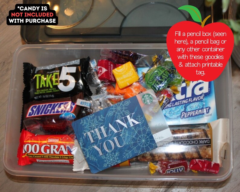 K&ouml;nnte beinhalten: Ein durchsichtiger Plastikbeh&auml;lter gef&uuml;llt mit verschiedenen S&uuml;&szlig;igkeiten, Schokoladenriegeln und einer Dankeskarte. Der Beh&auml;lter ist mit "*CANDY IS NOT INCLUDED WITH PURCHASE" beschriftet. Ein roter Apfel mit einem wei&szlig;en Stiel und Blatt befindet sich in der oberen rechten Ecke des Bildes. Der Apfel enth&auml;lt Text, der lautet "F&uuml;lle eine Bleistiftschachtel (hier zu sehen), eine Bleistifttasche oder einen anderen Beh&auml;lter mit diesen Leckereien und befestige ein bedrucktes Etikett."