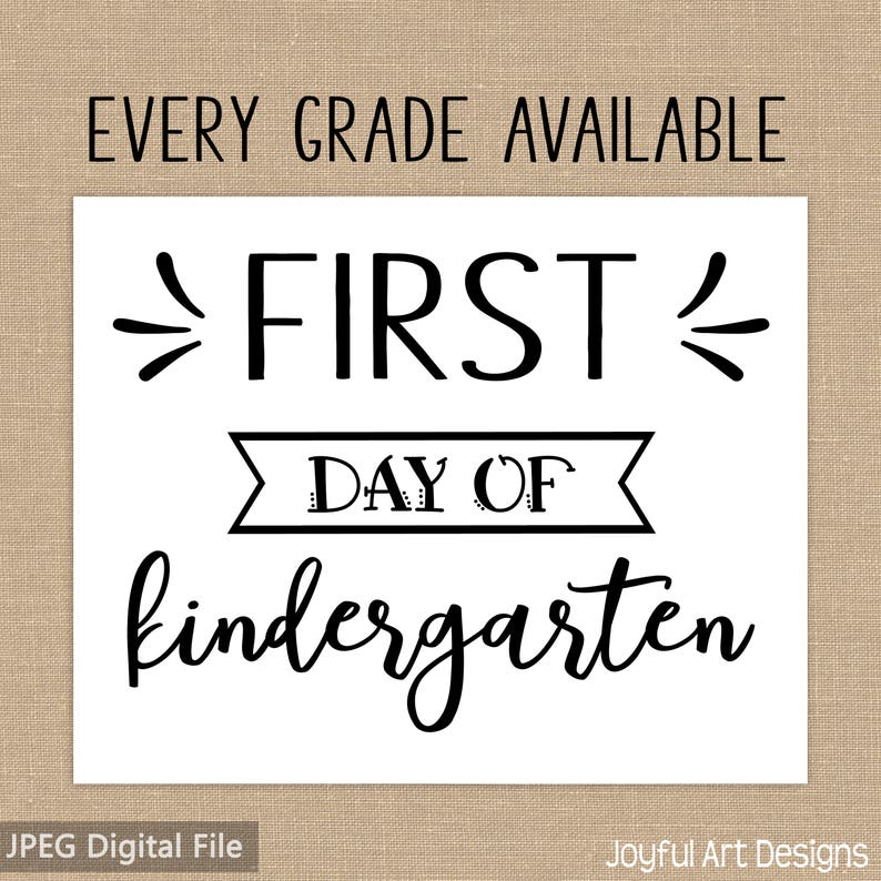 Pode incluir: Sinal imprim&iacute;vel preto e branco que diz "First Day of Kindergarten" com floreios decorativos. O sinal est&aacute; em um fundo bege.