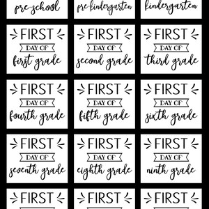 Pode incluir: Um conjunto de 12 sinais imprim&iacute;veis em preto e branco com o texto "PRIMEIRO DIA DE" e o n&iacute;vel de s&eacute;rie do pr&eacute;-escolar ao d&eacute;cimo segundo ano.