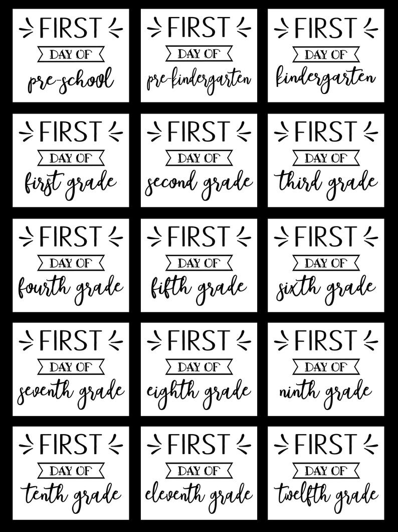 Pode incluir: Um conjunto de 12 sinais imprim&iacute;veis em preto e branco com o texto "PRIMEIRO DIA DE" e o n&iacute;vel de s&eacute;rie do pr&eacute;-escolar ao d&eacute;cimo segundo ano.