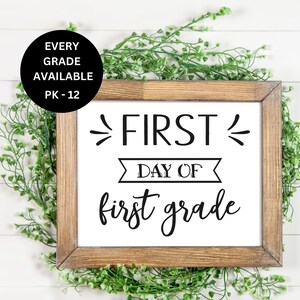 Puede incluir: Un cartel enmarcado en blanco con texto negro que dice "FIRST DAY OF first grade". El cartel est&aacute; rodeado de ramas verdes frondosas.