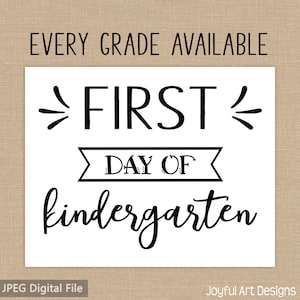 Puede incluir: Se&ntilde;al imprimible en blanco y negro que dice "First Day of Kindergarten" con adornos decorativos. La se&ntilde;al es un archivo digital JPEG.