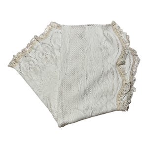 Puede incluir: Mantel de mesa blanco de ganchillo con borde festoneado. El mantel tiene un delicado patrón floral.