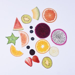 Colección de rodajas de fruta prensada deshidratada real: kiwi, limón, fresa y arándano deshidratados naturales para hacer velas, jabones y decoraciones de resina.