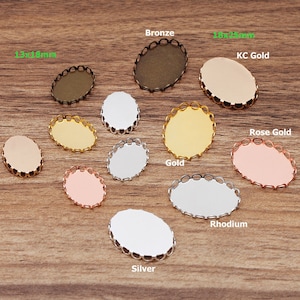 Puede incluir: Surtido de bandejas metálicas ovaladas en varios acabados, incluyendo bronce, oro, oro rosa, rodio y plata. Cada bandeja mide 13 x 18 mm y 18 x 25 mm.