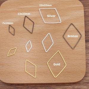 Peut inclure: Assortiment de joncs métalliques en forme de diamant en argent, or et bronze. Les joncs mesurent de 7x14 mm à 22x32 mm.