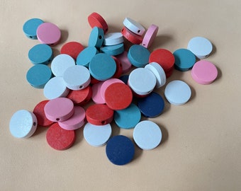Pacote com 50 unidades de contas redondas de madeira de 15 mm em cores sortidas, formato de disco plano de madeira natural, ideais para confecção de colares e brincos artesanais.