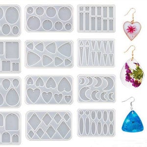 以下が含まれることがあります： イヤリングを作るための透明なシリコンモールド10個セット。モールドは2列5個ずつ配置されています。各モールドは、円形、楕円形、ハート形、三角形など、さまざまな形をしています。モールドは、ユニークで個性的なイヤリングを作るのに最適です。