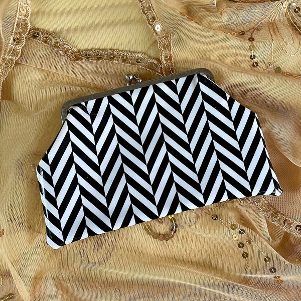 Vintage Plastic Snap Purse Black and White Zigzag Pattern