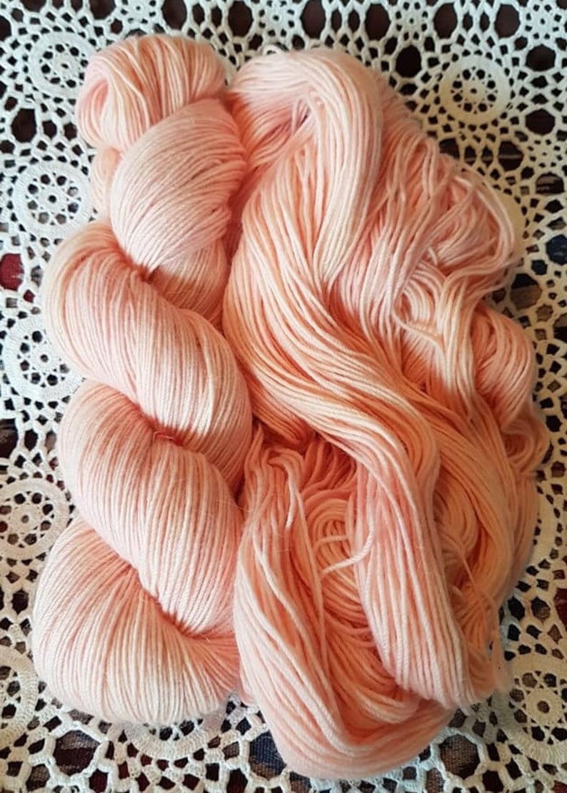 60% Superwash Merino / 20 Alpaca / 20 Nylon, 4ply, fingering, 400m. image 1