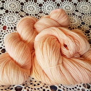 60% Superwash Merino / 20 Alpaca / 20 Nylon, 4ply, fingering, 400m. image 5