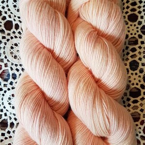 60% Superwash Merino / 20 Alpaca / 20 Nylon, 4ply, fingering, 400m. image 4