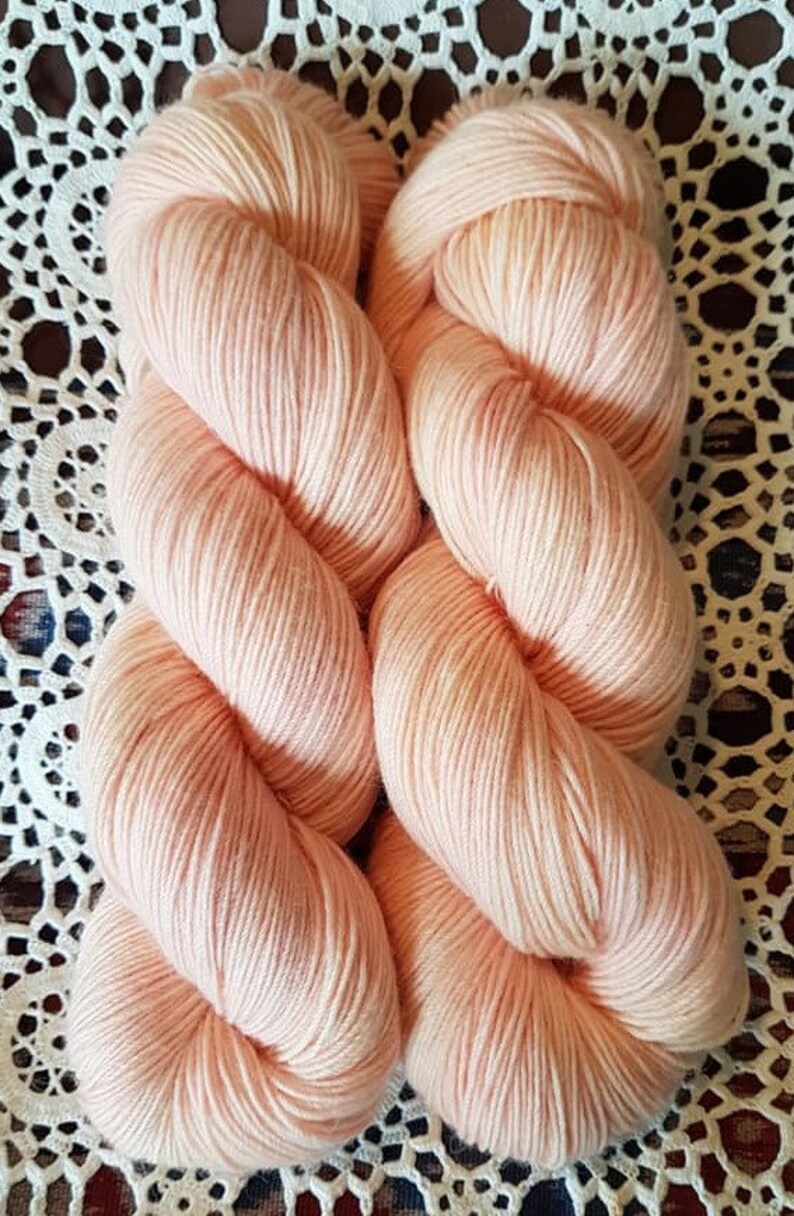 60% Superwash Merino / 20 Alpaca / 20 Nylon, 4ply, fingering, 400m. image 4