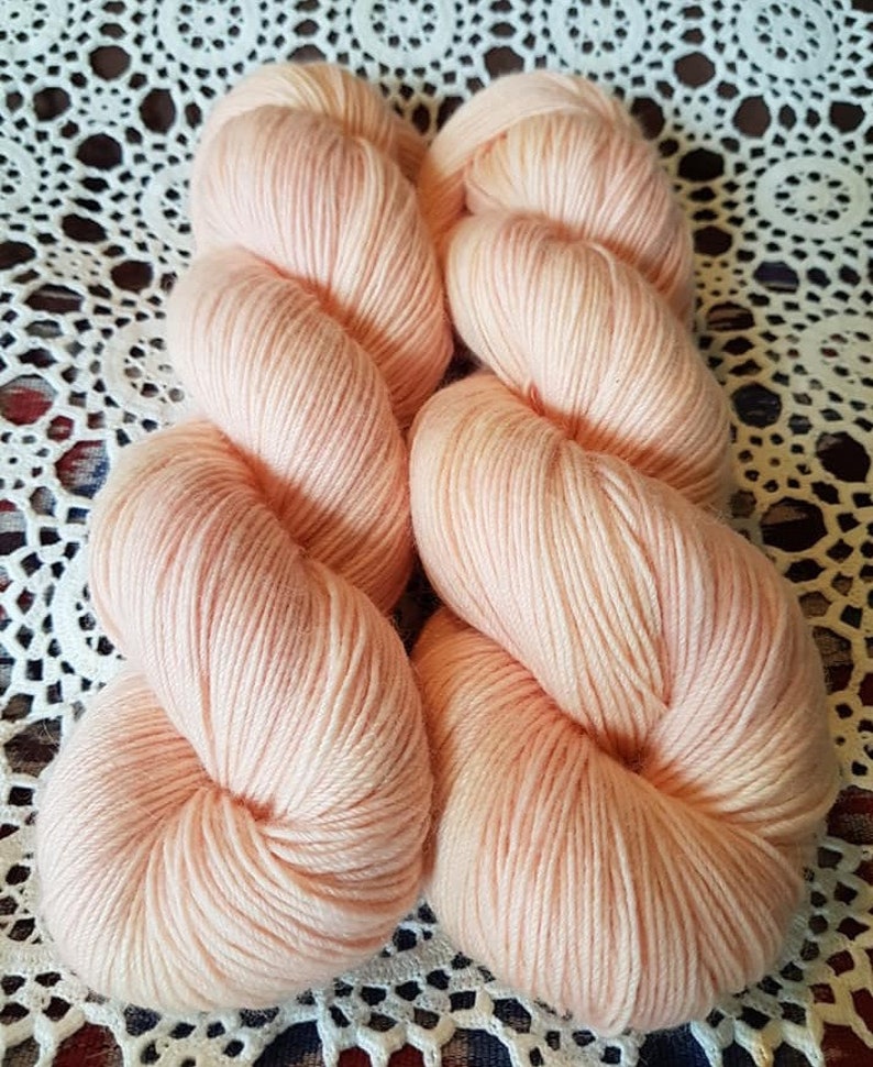 60% Superwash Merino / 20 Alpaca / 20 Nylon, 4ply, fingering, 400m. image 6