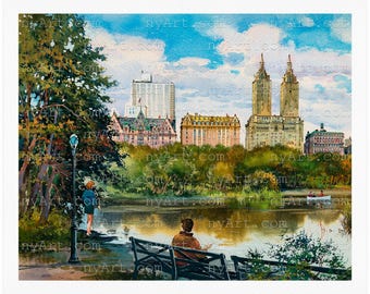 Op de afbeelding: Aquarel schilderij van een parkscène met een meer, bomen en gebouwen op de achtergrond. Een persoon zit op een bank en een ander staat bij een lantaarnpaal. Een boot met mensen ligt op het meer onder een blauwe lucht.