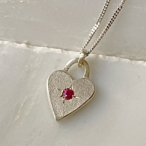 Rubí Corazón Colgante de Oro Blanco