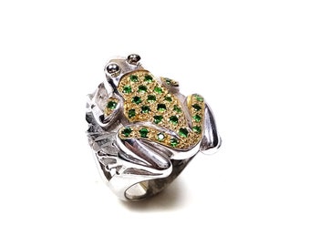 Frog-shaped ring made of silver set on the back of natural tsavolite.