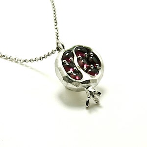 Pomegranate and garnet pendant in silver, made entirely by hand. Made in Italy