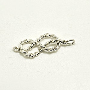 Colgante masónico que representa el símbolo del Nudo del Amor en plata