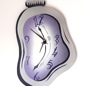 Derretendo - Relógio de parede surreal feito à mão com efeito de derretimento, ideal para decoração de casa.
