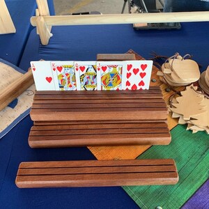 Soporte de naipes de madera hecho a mano / pequeño soporte de exhibición de madera / Soporte de naipe individual imagen 3