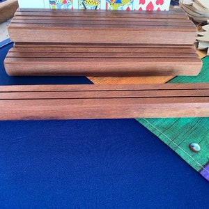 Soporte de naipes de madera hecho a mano / pequeño soporte de exhibición de madera / Soporte de naipe individual imagen 4