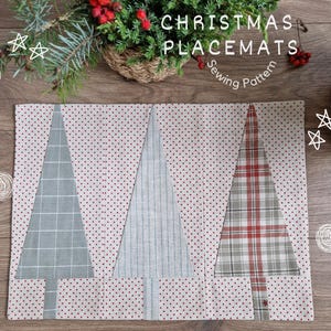 Könnte beinhalten: Ein Nähmuster für Weihnachts-Platzsets mit drei verschiedenen Baumdesigns. Die Bäume sind aus Stoff mit verschiedenen Mustern, darunter Karo, Streifen und Punkte. Die Platzsets sind eine großartige Möglichkeit, Ihrem festlichen Tisch eine festliche Note zu verleihen.