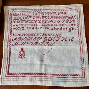 Antik rödslöjd alfabetsprovtagare: 1800-talets linnetextilkonst primitiv dekor