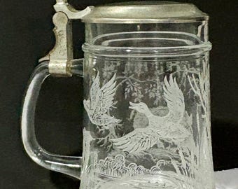 ピューター製の蓋が付いたクリスタルガラス製のビールジョッキ。RASTAL