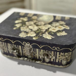 Caja de cartón vintage para guardar recuerdos: almacenamiento con herrajes metálicos