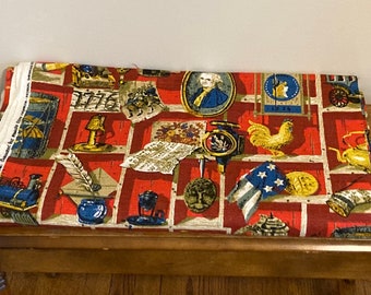Puede incluir: Tela roja con un patrón de cuadrícula que presenta imágenes históricas estadounidenses. Incluye ilustraciones de George Washington, un gallo, un tren y la bandera estadounidense. La tela está doblada sobre una superficie de madera.