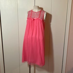 Vintage Coral Pink Negligee Nightgown Slip Dress 70s Babydoll knee length Nightie Chiffon Nylon Lace Trim Boho 1970 Size SMALL (32-34)