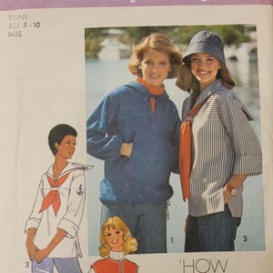 Könnte beinhalten: Simplicity Schnittmuster 7564 für Damen, Größen 8-10. Das Muster zeigt Illustrationen verschiedener Oberteile, darunter ein gestreiftes Hemd, ein blauer Kapuzenpullover und eine rote Tunika. Der Text "How to Sew Pattern" ist ebenfalls sichtbar.