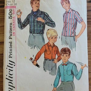 Puede incluir: Patrón Simplicity vintage con ilustraciones de niños con camisas. El patrón incluye el número 6237, la talla 12 y el contorno de pecho 30. El precio es de 50c en Canadá.