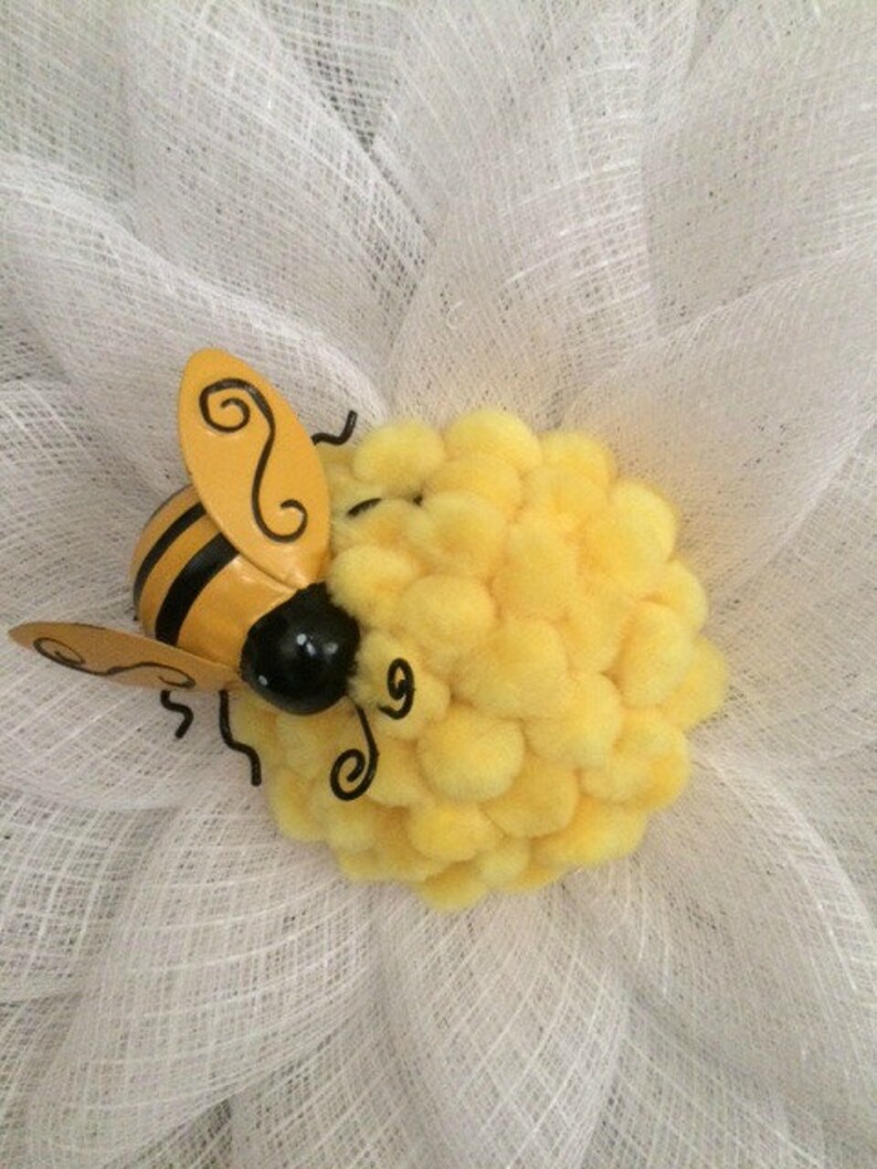 White daisy wreath with bumble bee Spring wreath Summer wreath Front door wreath Summer wreath wreath for front door housewarming gift