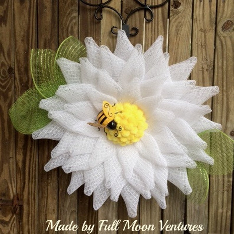 White daisy wreath with bumble bee Spring wreath Summer wreath Front door wreath Summer wreath wreath for front door housewarming gift
