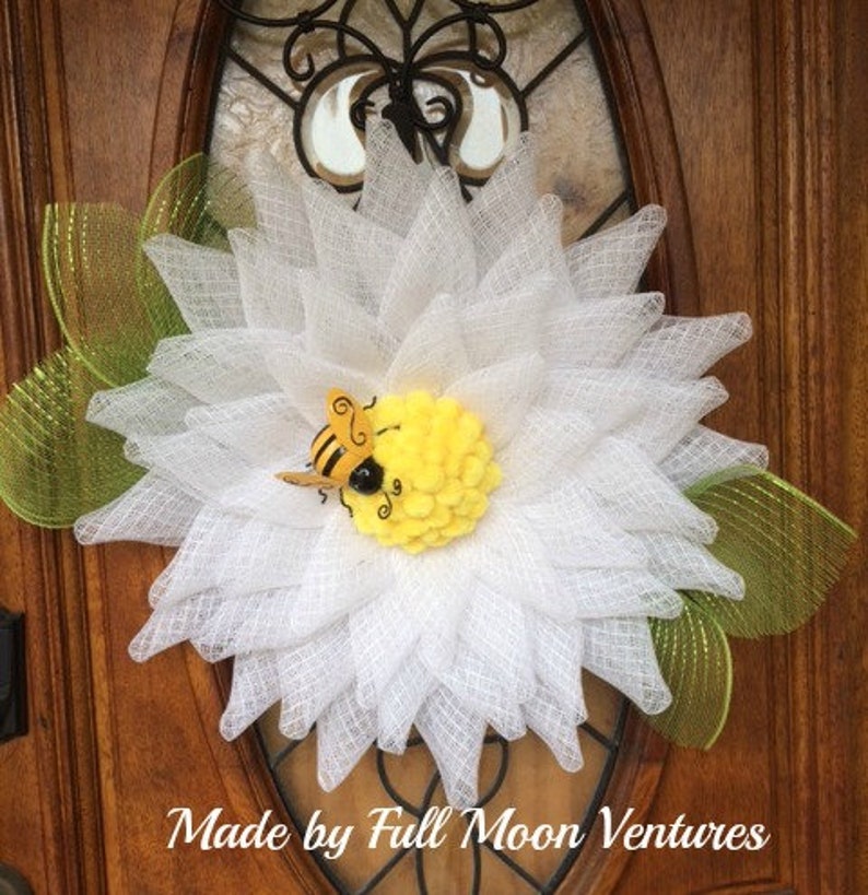 White daisy wreath with bumble bee Spring wreath Summer wreath Front door wreath Summer wreath wreath for front door housewarming gift