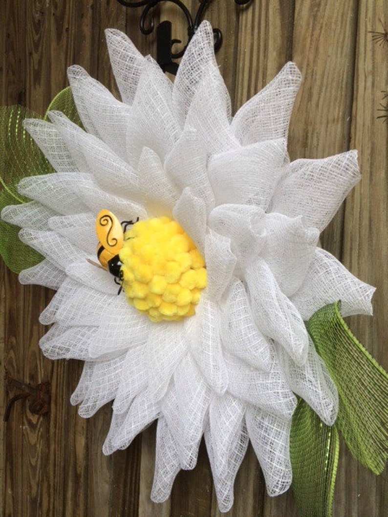 White daisy wreath with bumble bee Spring wreath Summer wreath Front door wreath Summer wreath wreath for front door housewarming gift