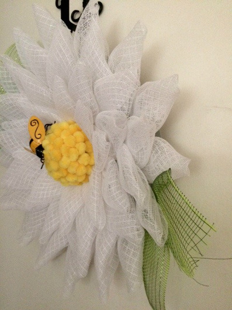 White daisy wreath with bumble bee Spring wreath Summer wreath Front door wreath Summer wreath wreath for front door housewarming gift