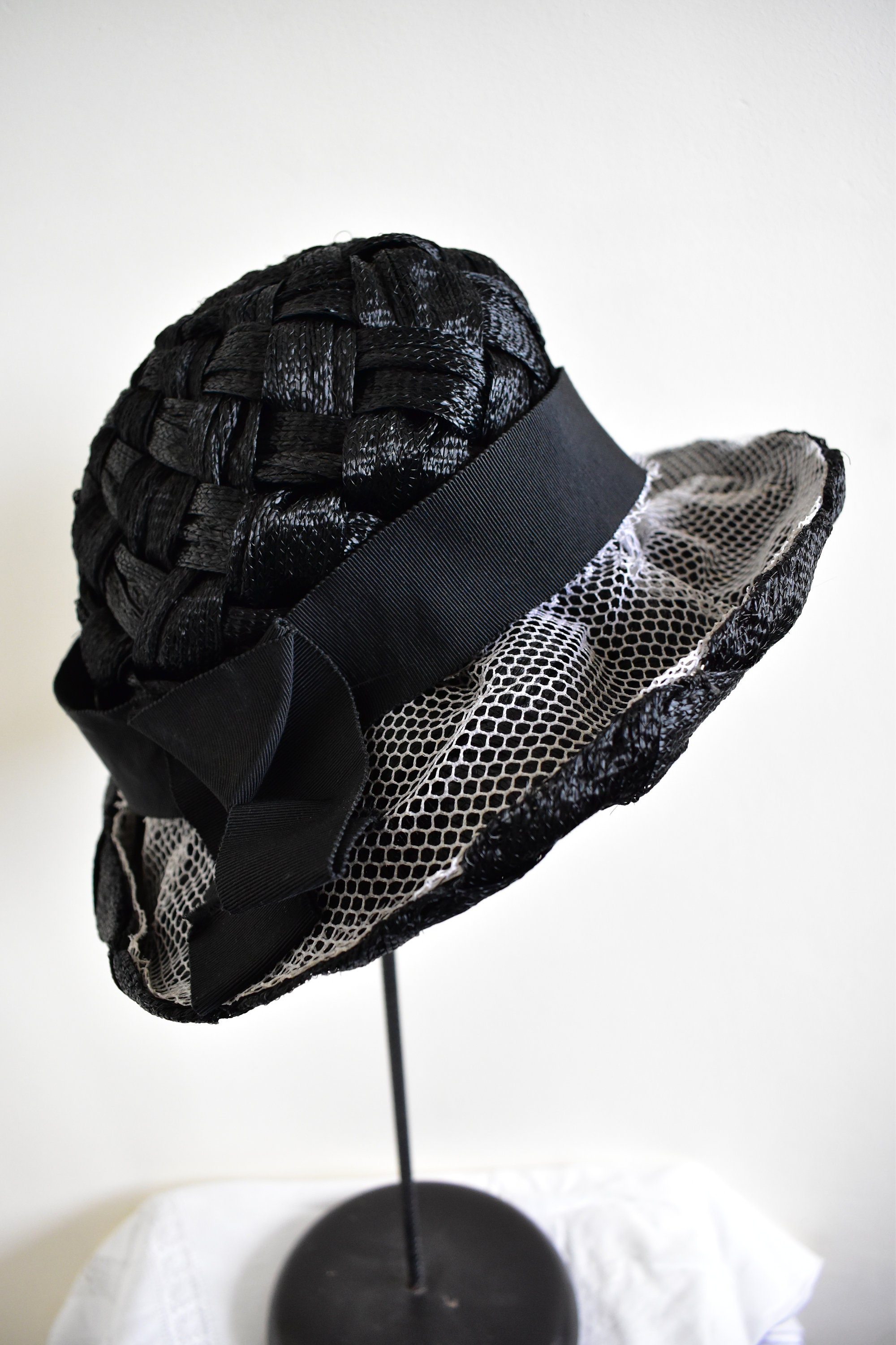 Black and White Hat Vintage 60 display picture 1