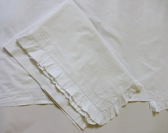 Dorma single sheet. Vintage single scalloped edged sheet