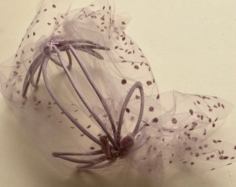 Sombrero lila tocado con velo bodas vintage