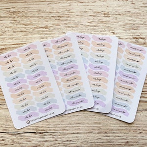 Può includere: Quattro fogli di adesivi colorati con diversi colori pastello e testo scritto a mano. Il testo sugli adesivi dice "da fare", "questa settimana", "oggi" e "la prossima settimana".