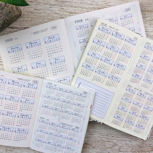 K&ouml;nnte beinhalten: Ein Satz von vier Kalendern in einem wei&szlig;en und schwarzen Design. Die Kalender sind f&uuml;r die Jahre 2019, 2020 und 2021. Jeder Kalender hat eine Monatsansicht mit einem kleinen Feld f&uuml;r jeden Tag des Monats.