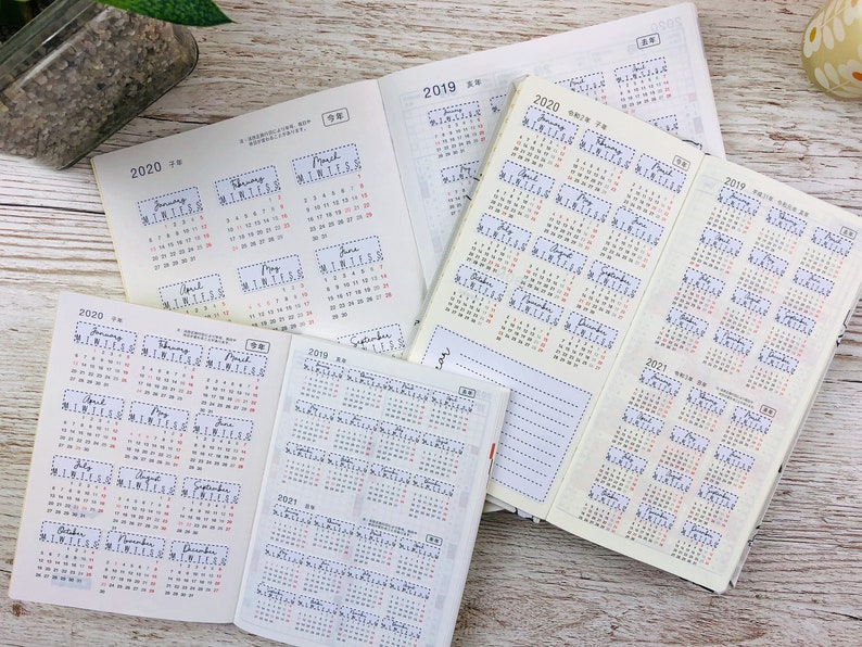 K&ouml;nnte beinhalten: Ein Satz von vier Kalendern in einem wei&szlig;en und schwarzen Design. Die Kalender sind f&uuml;r die Jahre 2019, 2020 und 2021. Jeder Kalender hat eine Monatsansicht mit einem kleinen Feld f&uuml;r jeden Tag des Monats.