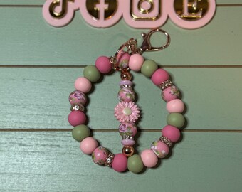 Floral pink beaded wristlets keychain, with daisy keychain bar, and bling.  Bangle wristlets floral pink keychain/rose gold colored hardware