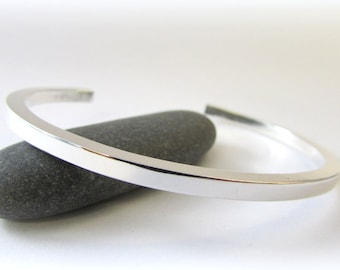 Brazalete de plata de ley con alambre cuadrado hecho a mano